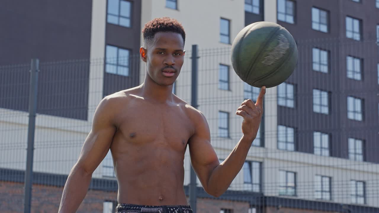 Parmağında Basketbol Topu Çeviren Üstü Çıplak Afrikalı Amerikalı Atlet