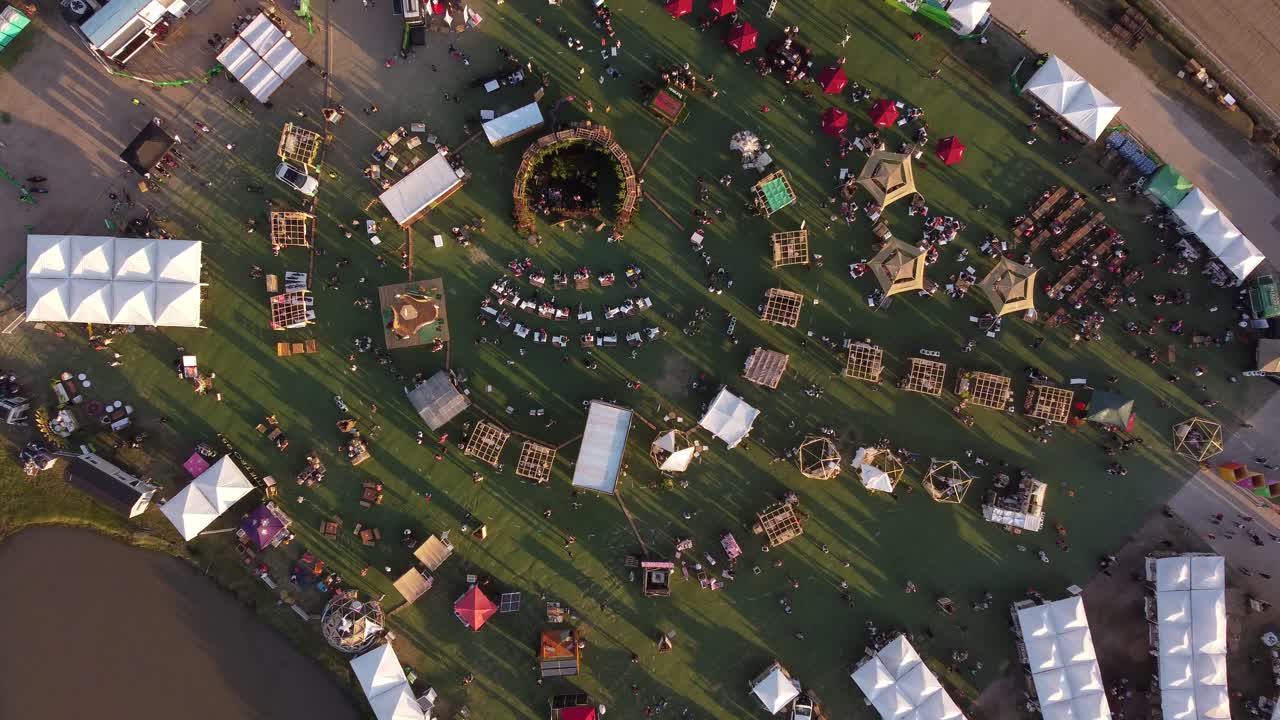 높은 고도에서 부에노스아이레스 시의 페리아 마스티카 음식 축제를 향한 역동적인 하향식 공중 영상