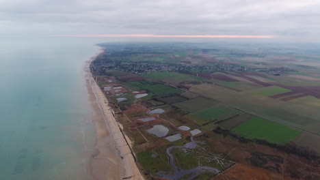 paisaje de la playa de normandía por campos de drones y granja de ostras día nublado