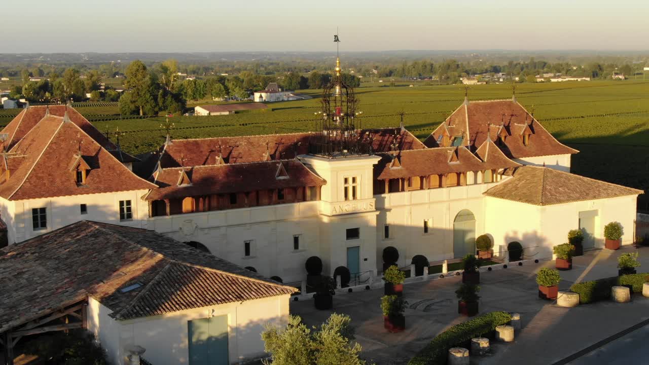 la bodega de chateau angelus, saint emilion en francia