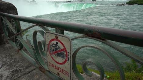 Señal-De-Peligro-En-La-Valla-De-Las-Cataratas-Del-Niágara,-Atracción-Turística-En-Canadá