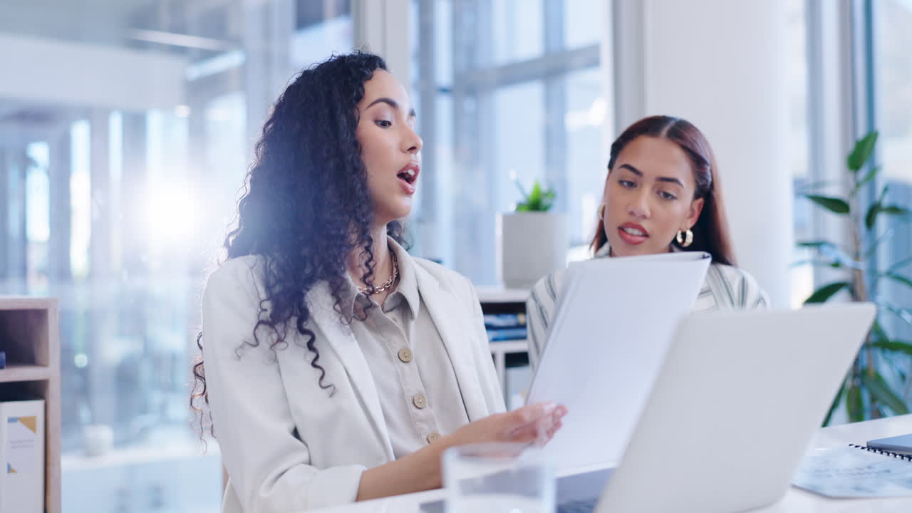 ayuda, trabajo en equipo y mujeres con papeleo