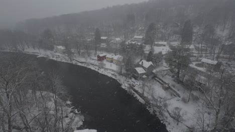 Rosendale,-Nueva-York,-En-Un-Hermoso-Día-De-Invierno-Nevado,-Durante-Una-Pascua-Del-Noreste,-Visto-Desde-El-Puente-De-Caballete-Alto,-Sobre-El-Arroyo-Rondout,-En-El-Sendero-Ferroviario-Del-Valle-De-Wallkill-Muy-Por-Encima-Del-Pueblo.