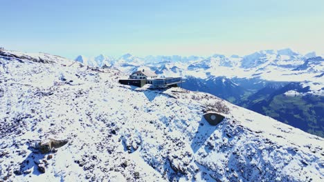 en una toma de avión no tripulado del pico de la montaña niesen en el cantón de berna en suiza