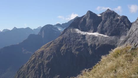 Vista-Panorámica-Desde-La-Silla-De-Montar-De-Gertrude-Sobre-El-Valle-Montañoso-De-Milford-Sound