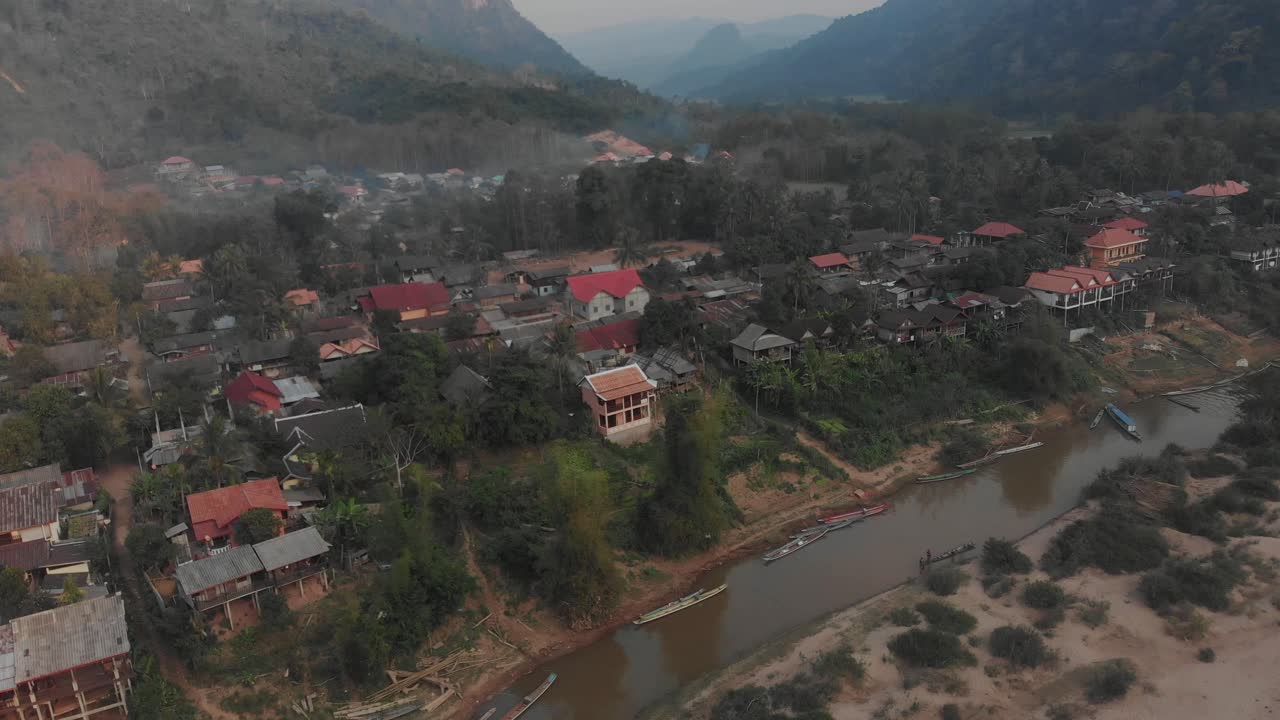 fotografía amplia de la pequeña aldea de muang ngoy en laos, desde el aire