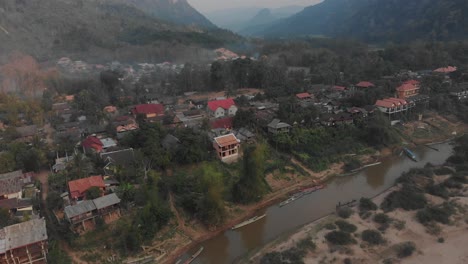 Plano-Amplio-Del-Pequeño-Pueblo-De-Muang-Ngoy-En-Laos,-Aéreo.