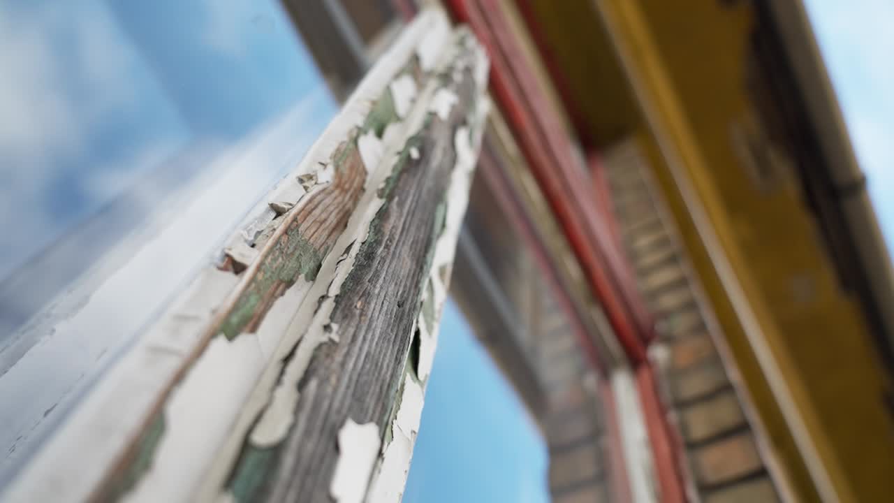 오래된 나무 창문 프레임에 질을 벗기는 페인트