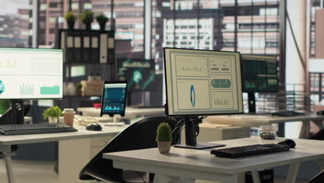 espacio de trabajo de oficina moderno con múltiples monitores y visualizaciones de datos