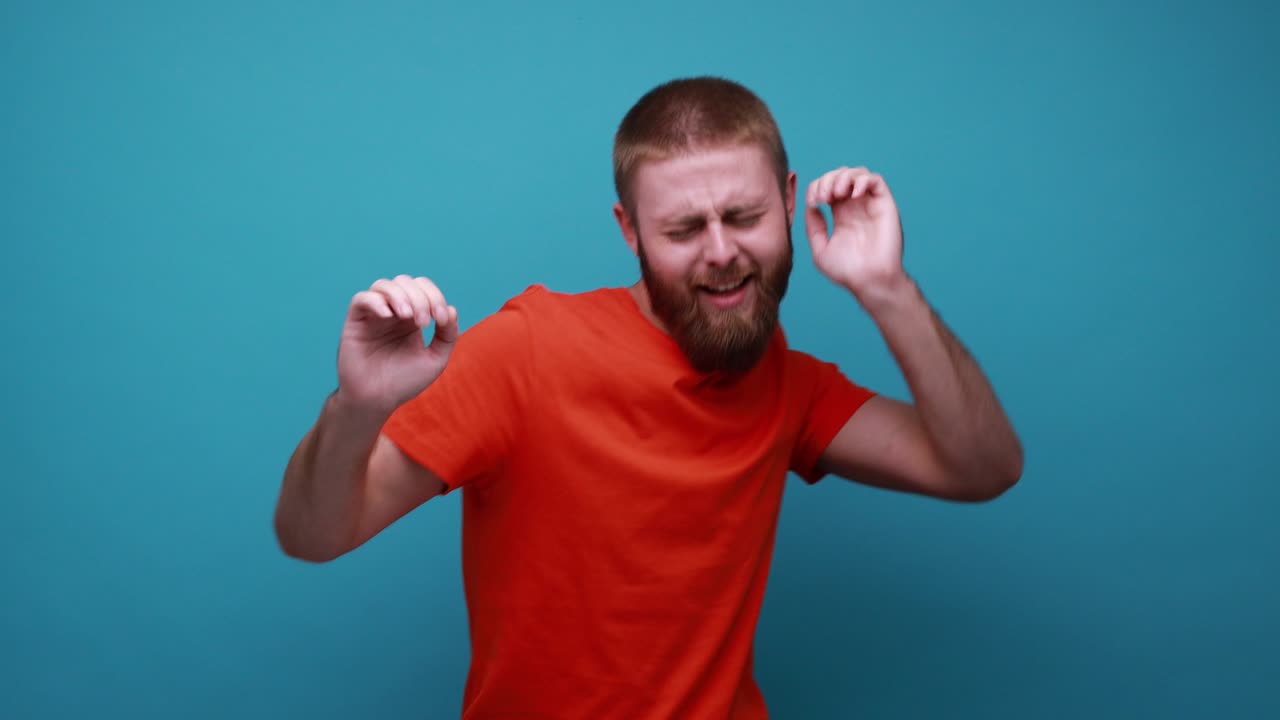 hombre bailando a la música, divirtiéndose, descansando y disfrutando de la vida, fiesta, entretenimiento.