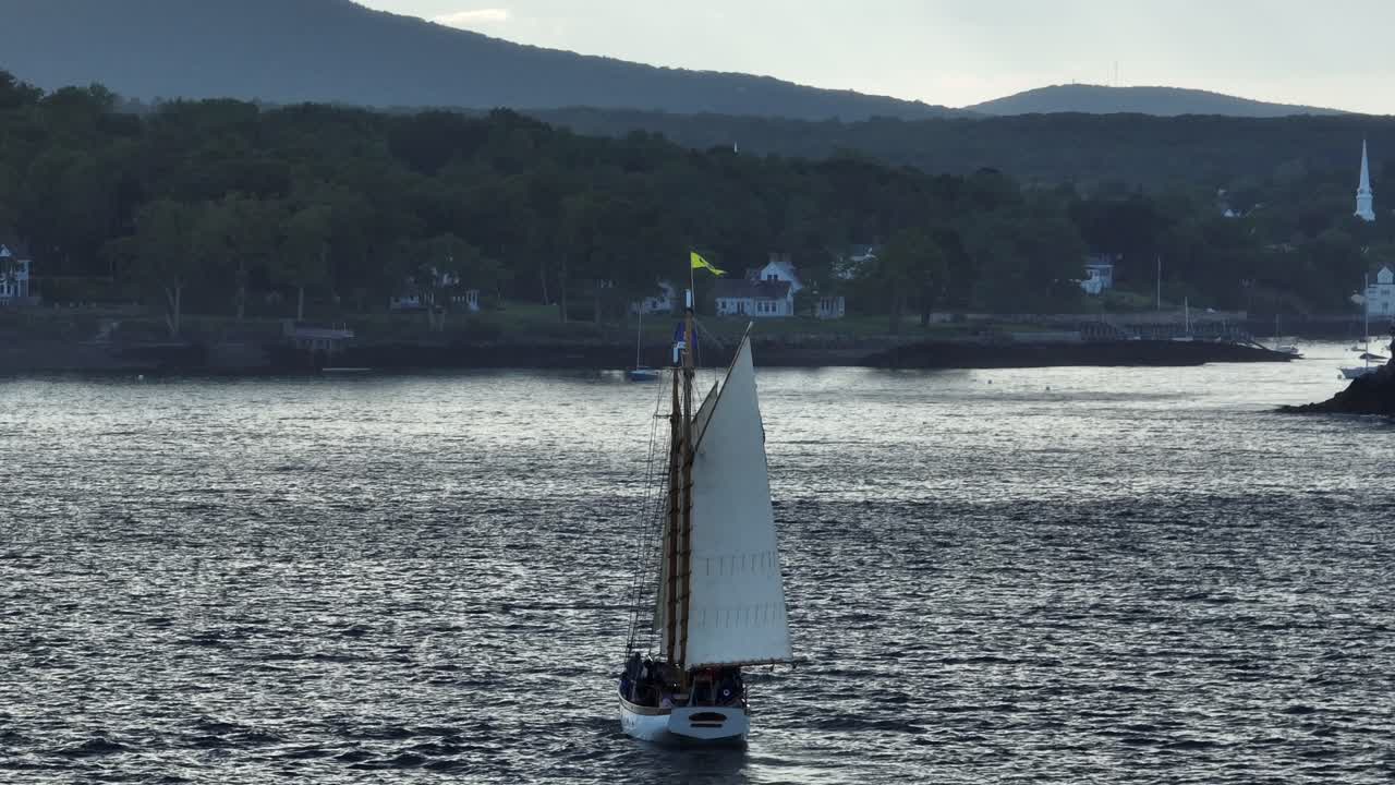 캠든 항구로 항해하는 전통적인 목조 범선