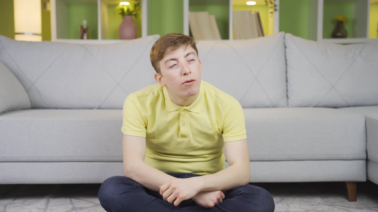 젊은이가 집에서 생각하고 있습니다.