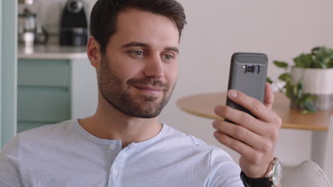 joven sordo hablando por video sosteniendo un teléfono inteligente usando lenguaje de señas saludando disfrutando de la conexión hablando por teléfono móvil