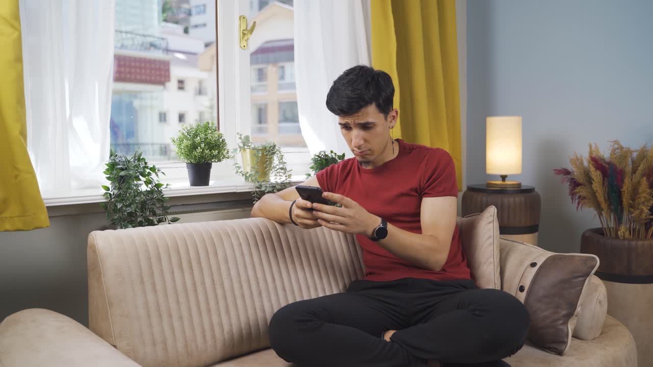 실망한 남자가 문자를 보내고 있어요.