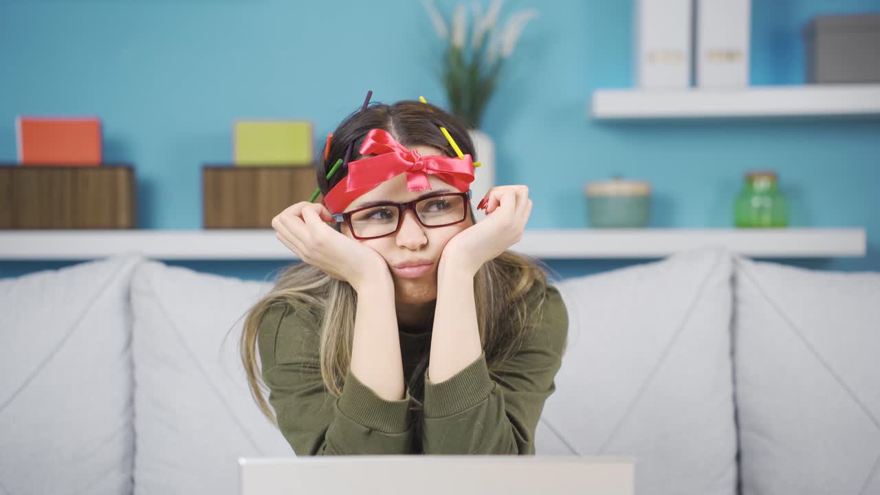 재미있는 소녀는 아이디어를 생각합니다.