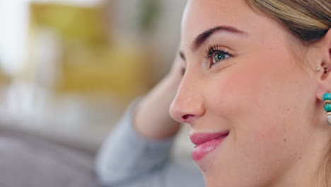 Mujer,-Rostro-Y-Pensamiento-Con-Sonrisa-De-Ideas.