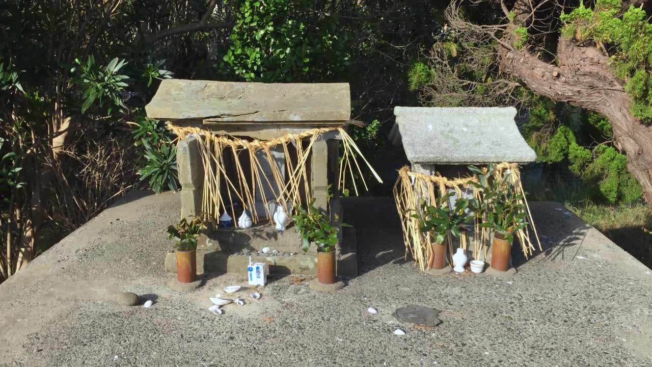 독특한 미니어처 일본 신사. 일본의 기괴한 관습