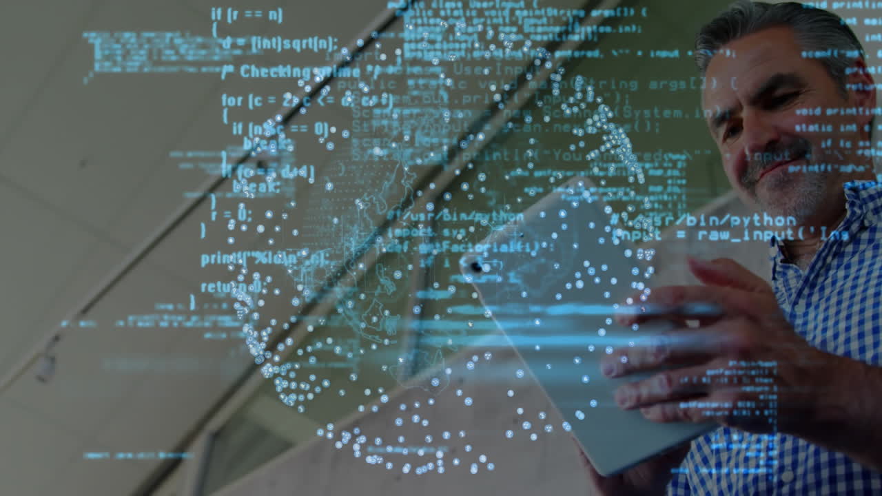 sosteniendo la tableta, el hombre con el código y la animación de la esfera digital sobre él
