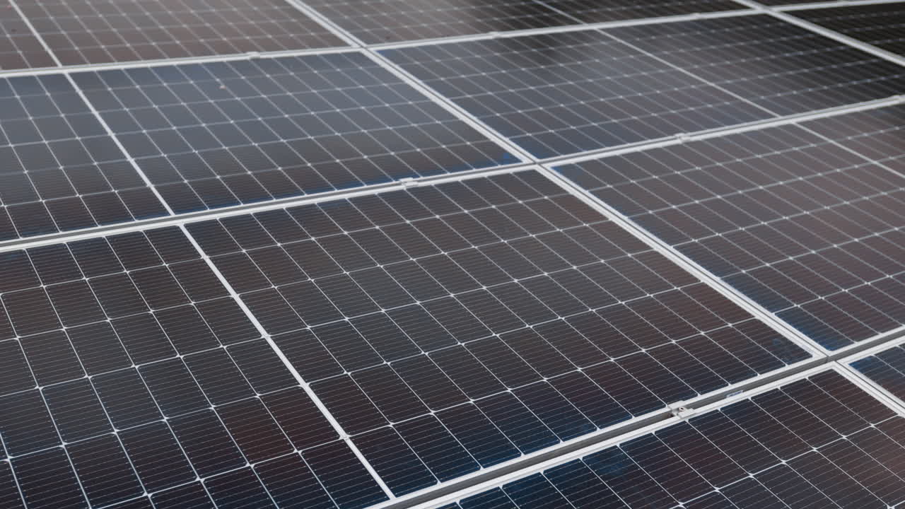 paneles solares en un techo