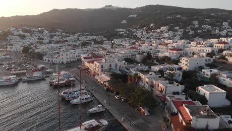 Luftaufnahme-Der-Insel-Patmos,-Griechenland,-Drohne,-Ozean-Und-Stadt