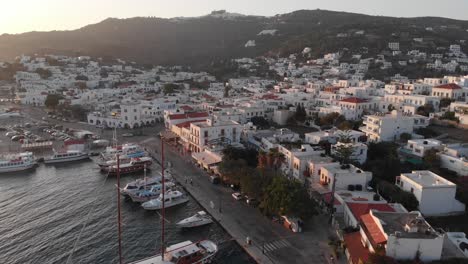 patmos aérea isla de grecia avión no tripulado océano y ciudad
