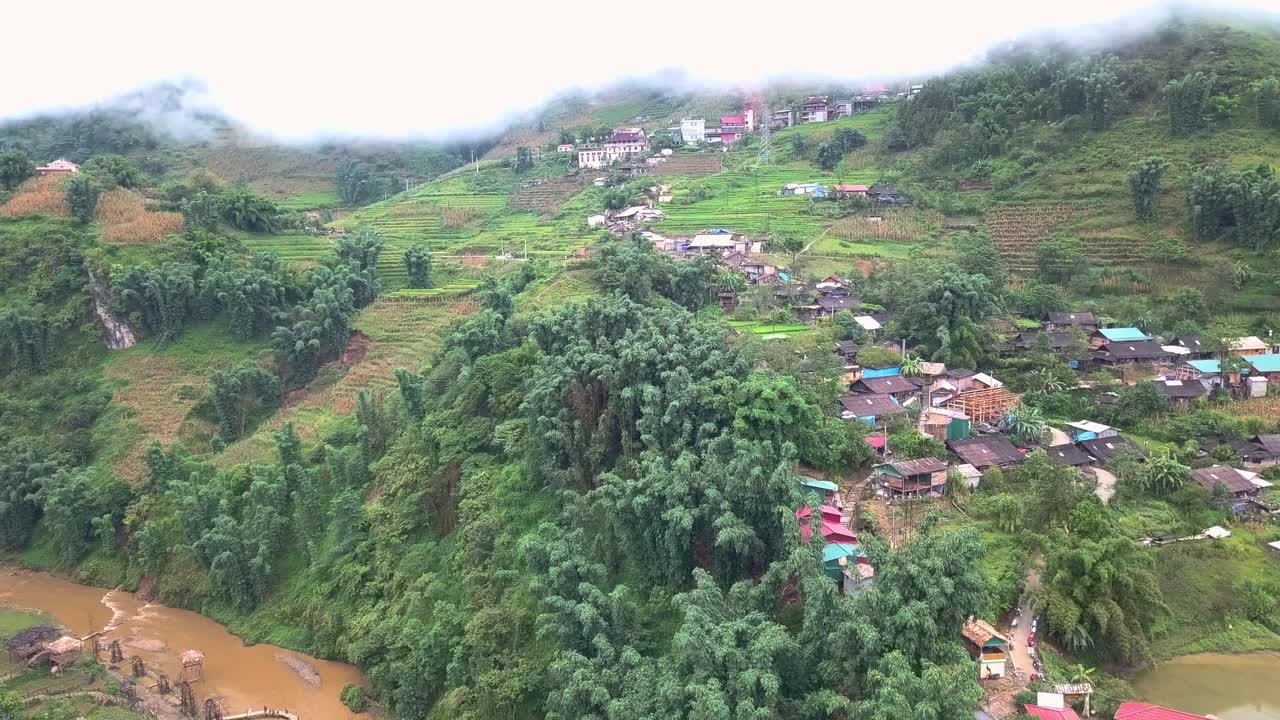 En historisk landsby i Sapa, Vietnam, omgivet af rismarker