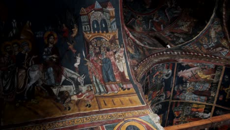 vista del interior pintado de una antigua iglesia ortodoxa griega