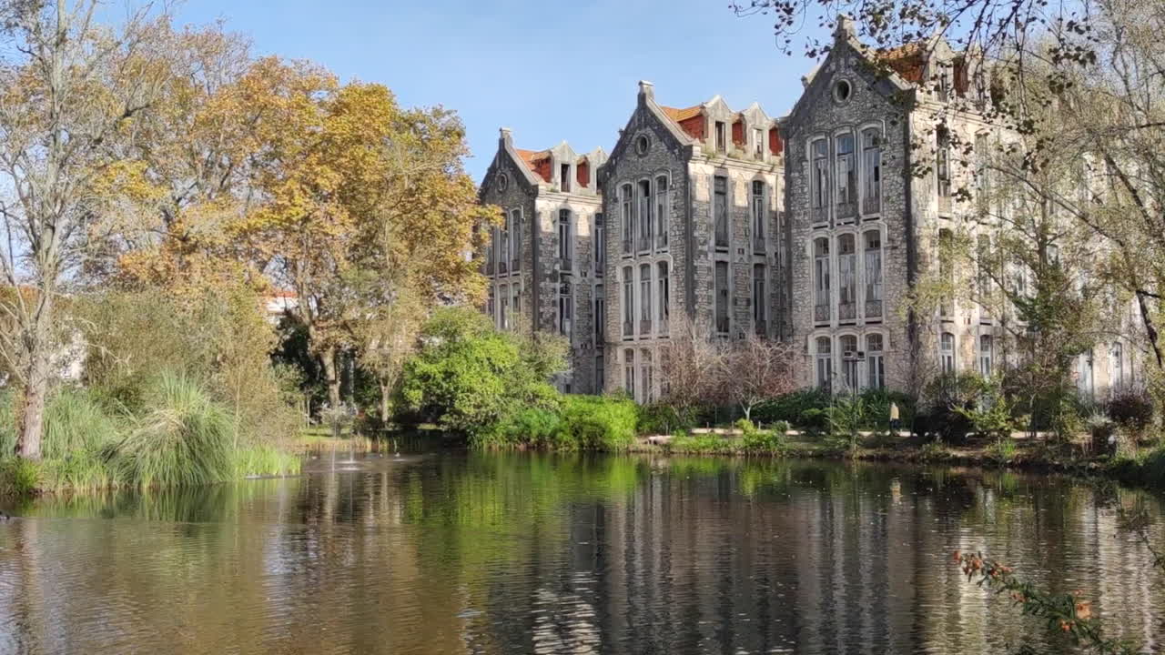 estructuras de edificios antiguos en la orilla del lago - parque d carlos i en caldas da rainha, portugal - toma estática