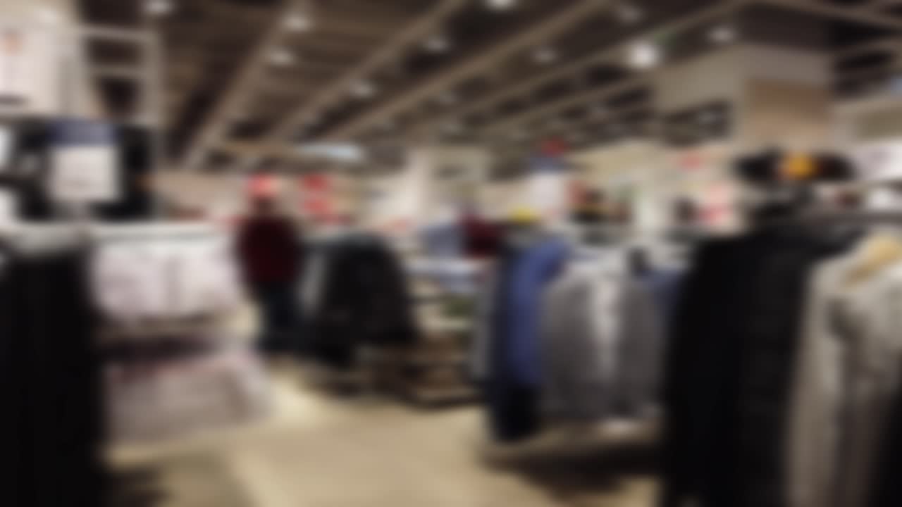 Vendita di vestiti in un centro commerciale. Sfuocato