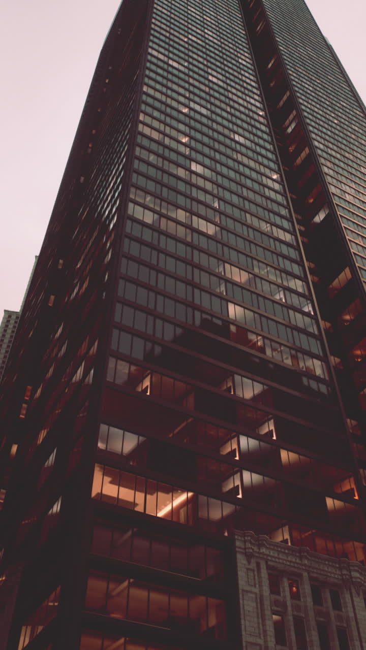 alto rascacielos de vidrio en una ciudad