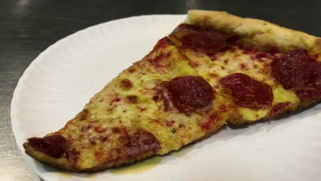 pizza con pepperoni servida en una encimera de metal de cerca