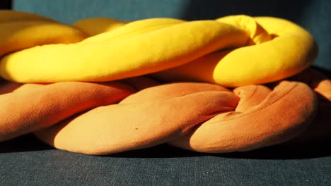 cojín trenzado amarillo y naranja