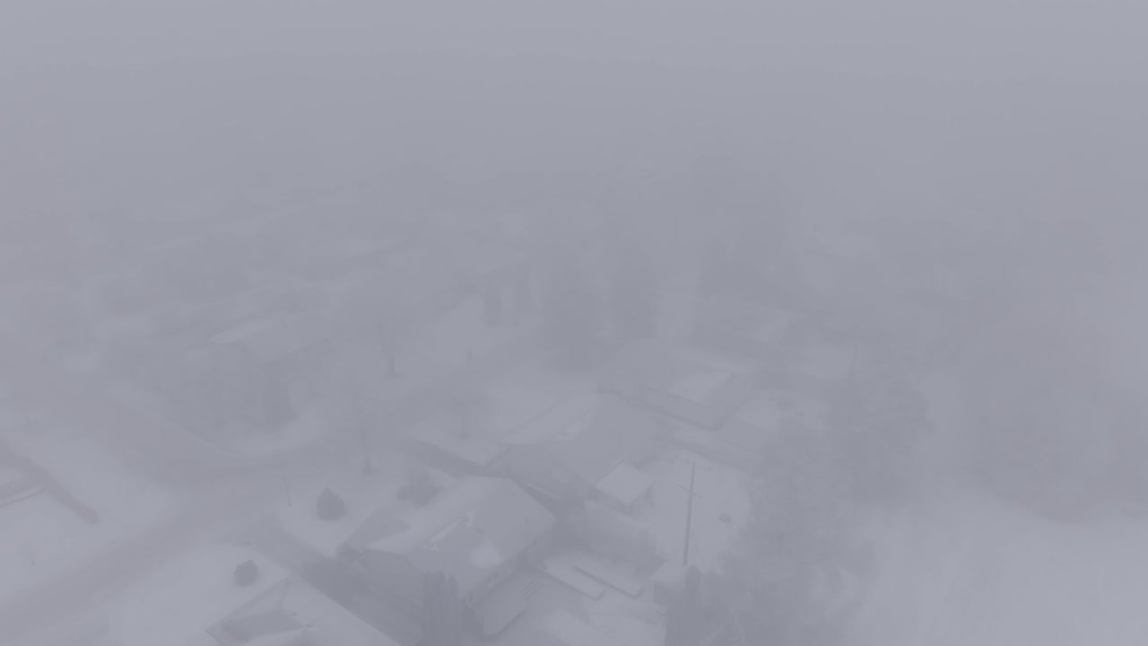 дронный выстрел - туманный день в пригороде