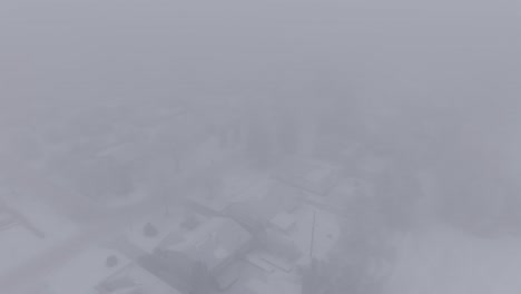 disparo de avión no tripulado - día de niebla en los suburbios