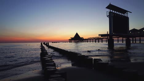 Zeitlupenaufnahme-Einer-Seebrücke-In-Heringsdorf-Auf-Der-Insel-Usedom-Im-Frühen-Morgengrauen