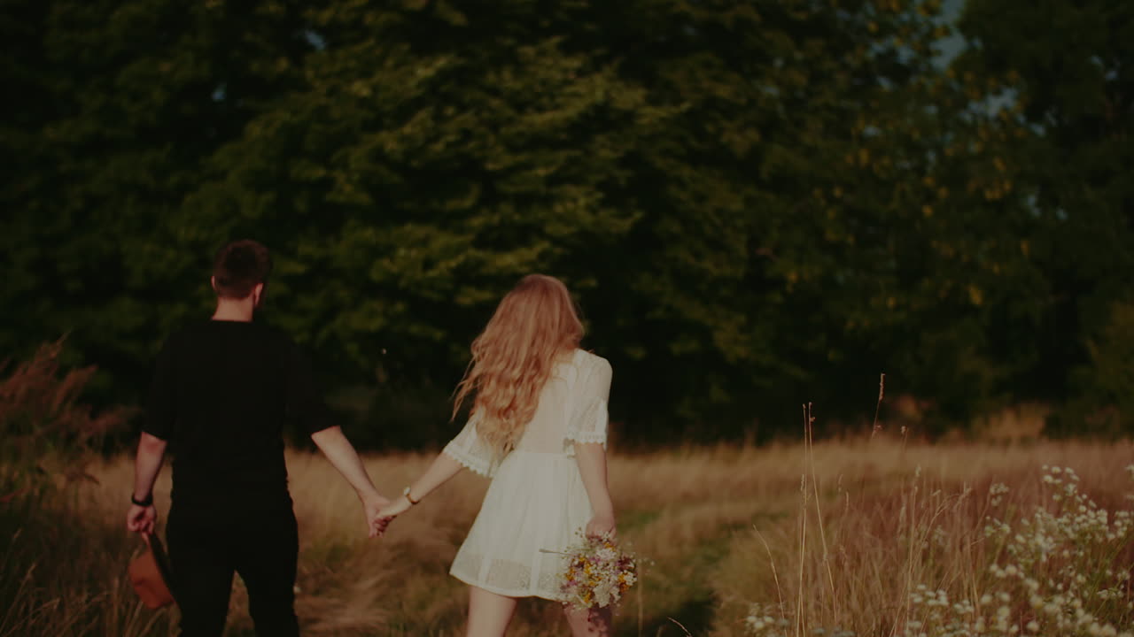 여름 2에 숲에서 boho 커플 산책