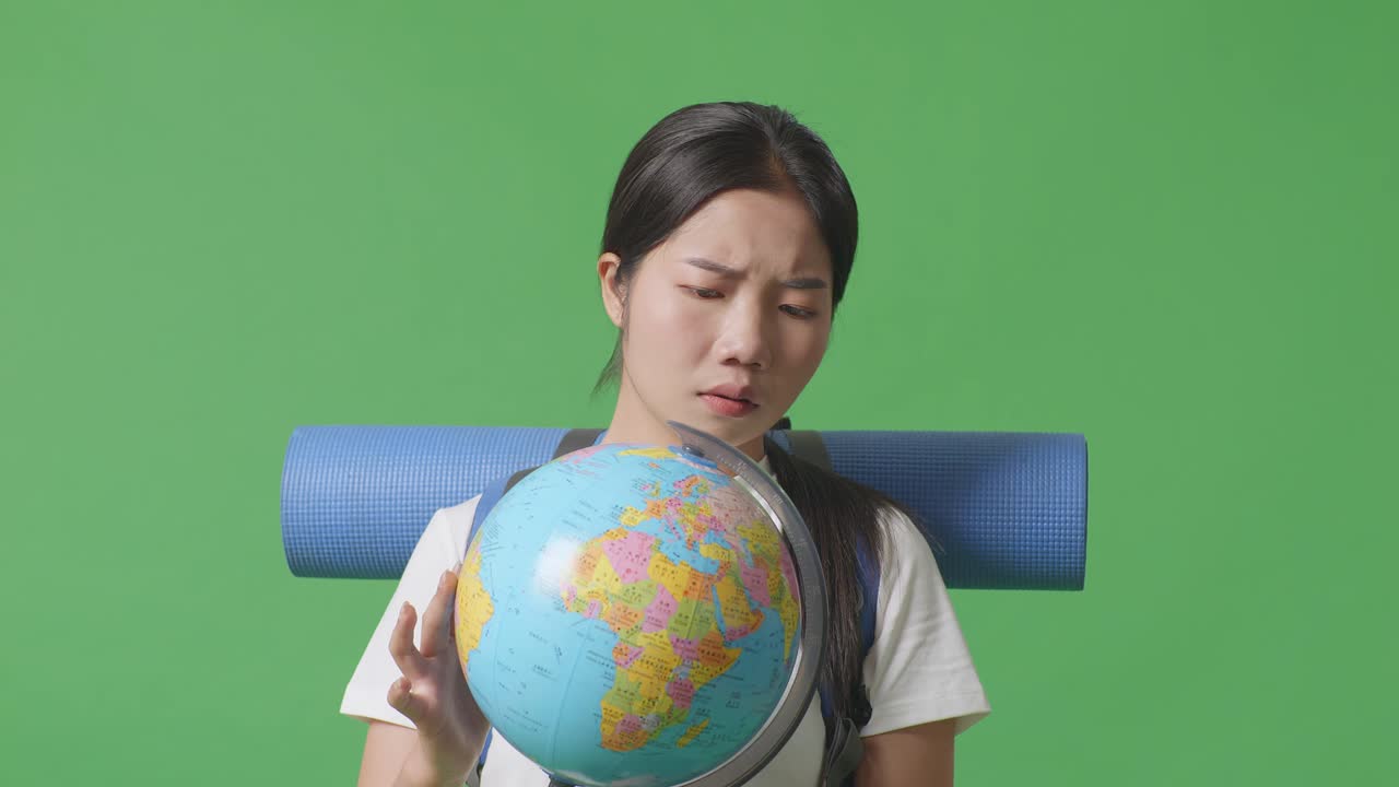 지구를 바라보는 여자와 혼란스러운