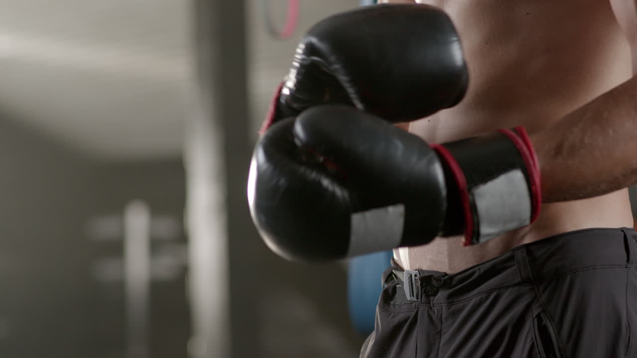 hombre poniéndose guantes de boxeo