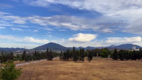 Aufnahmen-Einer-Landschaft-Mit-Feldern-Und-Hügeln-Aus-Einem-Zug-In-Spanien