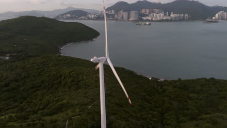 Turbina-Eólica-De-Rotación-Rápida-De-La-Isla-Lamma-Con-La-Isla-De-Hong-Kong-Como-Telón-De-Fondo