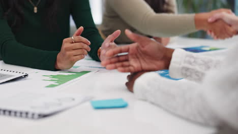 reunión de negocios y análisis de datos