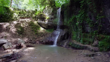 Ein-Kleiner-Wasserfall-In-Einem-Wald