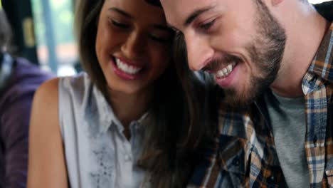 pareja usando tableta digital e interactuando entre sí
