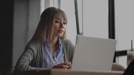 Pensativo-Preocupado-Chino-Japón-Japonés-Mujer-Coreana-Trabajando-En-Una-Computadora-Portátil-Mirando-Hacia-Otro-Lado-Pensando-Resolviendo-Problemas-Mujer-Seria-Buscar-Inspiración-Tomar-Decisiones-Sentir-Falta-De-Ideas