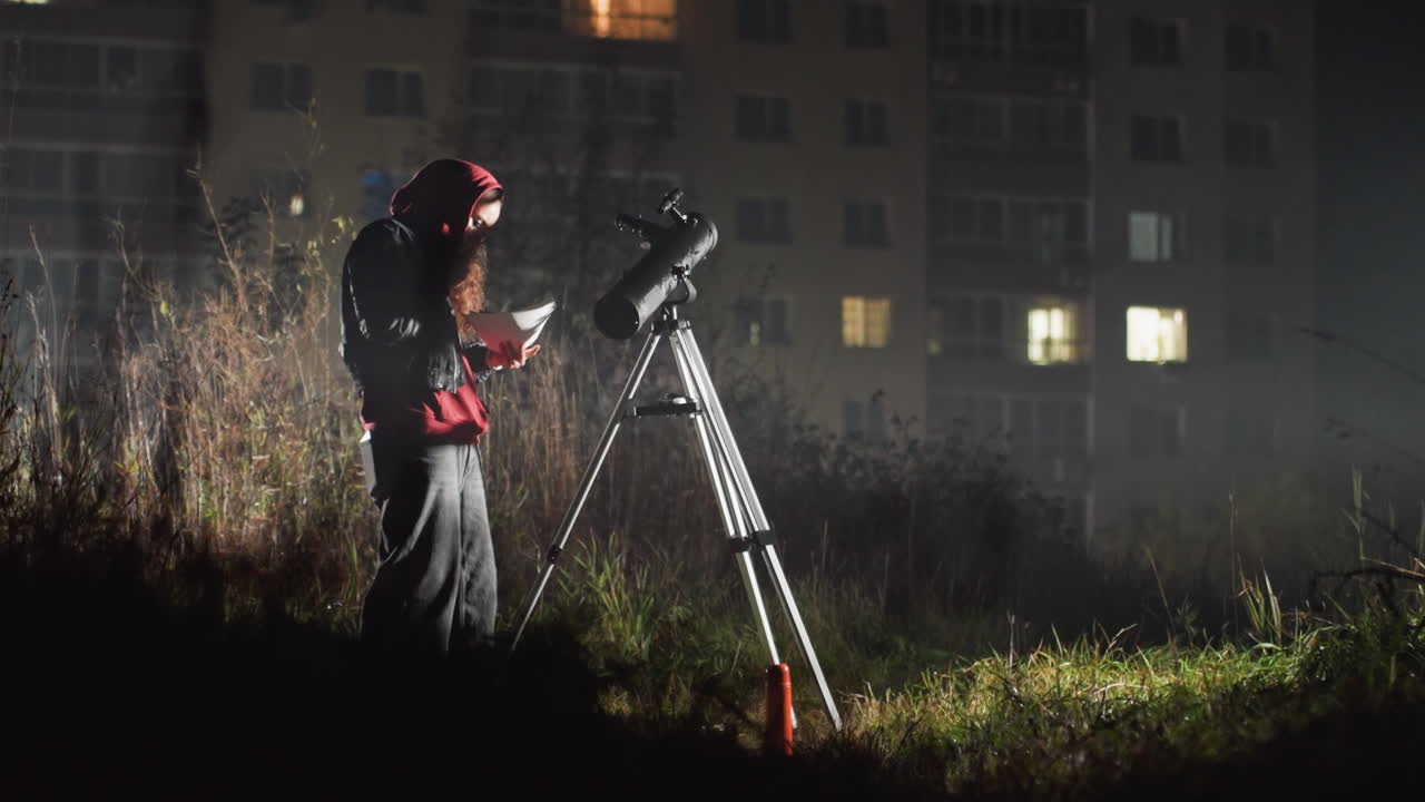 astronomo urbano notturno che modifica un telescopio tra le luci degli appartamenti e il lotto erboso, treppiede posizionato su un terreno coperto di rugiada, silhouette incorniciata da finestre illuminate, atmosfera nebbiosa che trasmette una concentrazione silenziosa