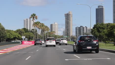 coches viajando en una autopista en un día soleado