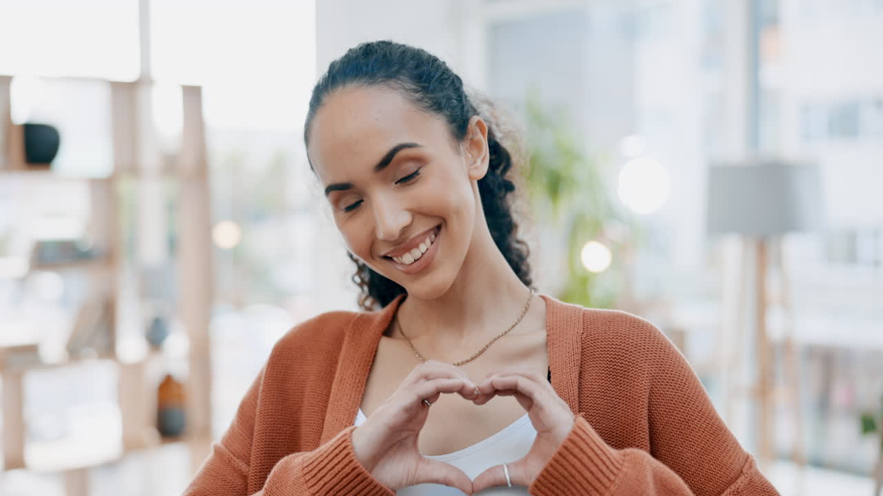rostro, corazón y gesto de la mano con una mujer
