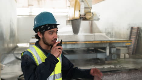 hombre hablando por walkie talkie