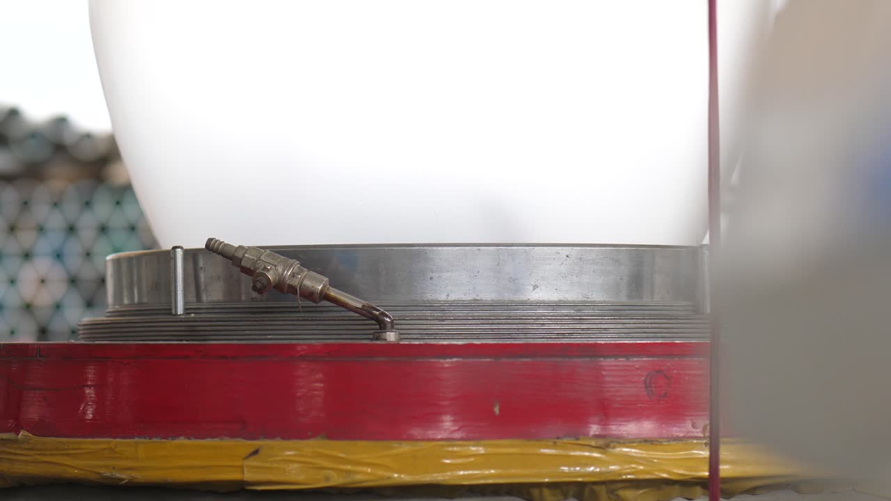 플라스틱 공장의 기계류에 대한 추상적인 관점