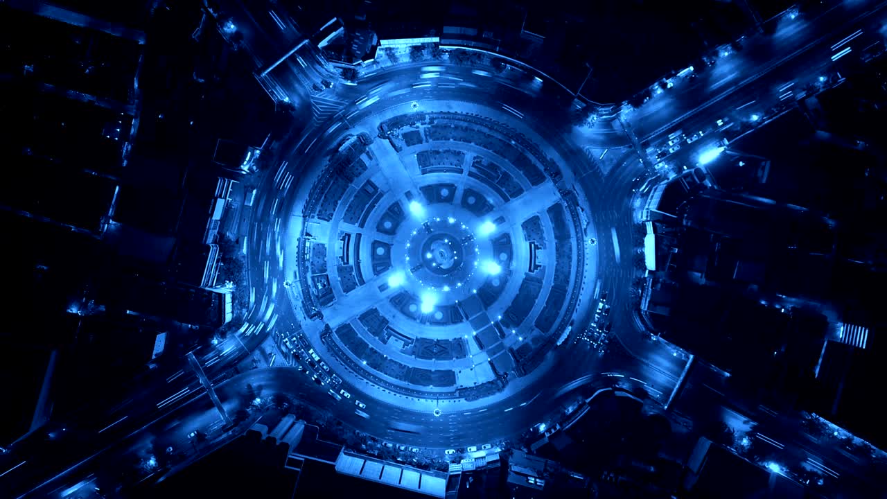 wong wai yae roundabout의 시간 경과. 고속도로 교차로의 공중 전망. 건축 및 기술 교통 개념에서 도로 모양 원.  뷰. 도시 도시, 밤에 방, 태국.